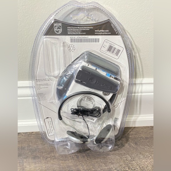NEW - PHILIPS AZT3202 Personal CD Player - Picture 2 of 2